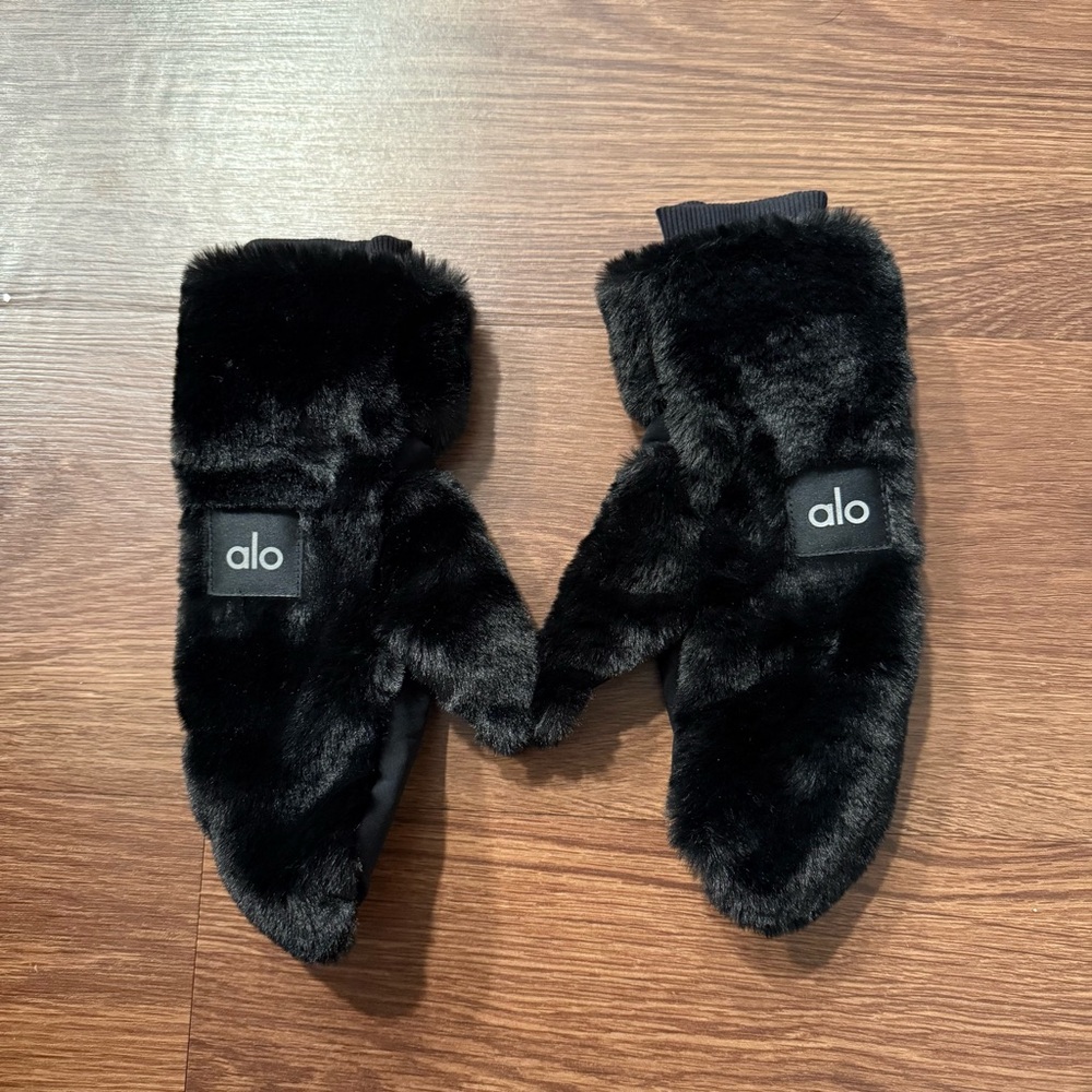 Alo Yoga Faux Fur Mittens